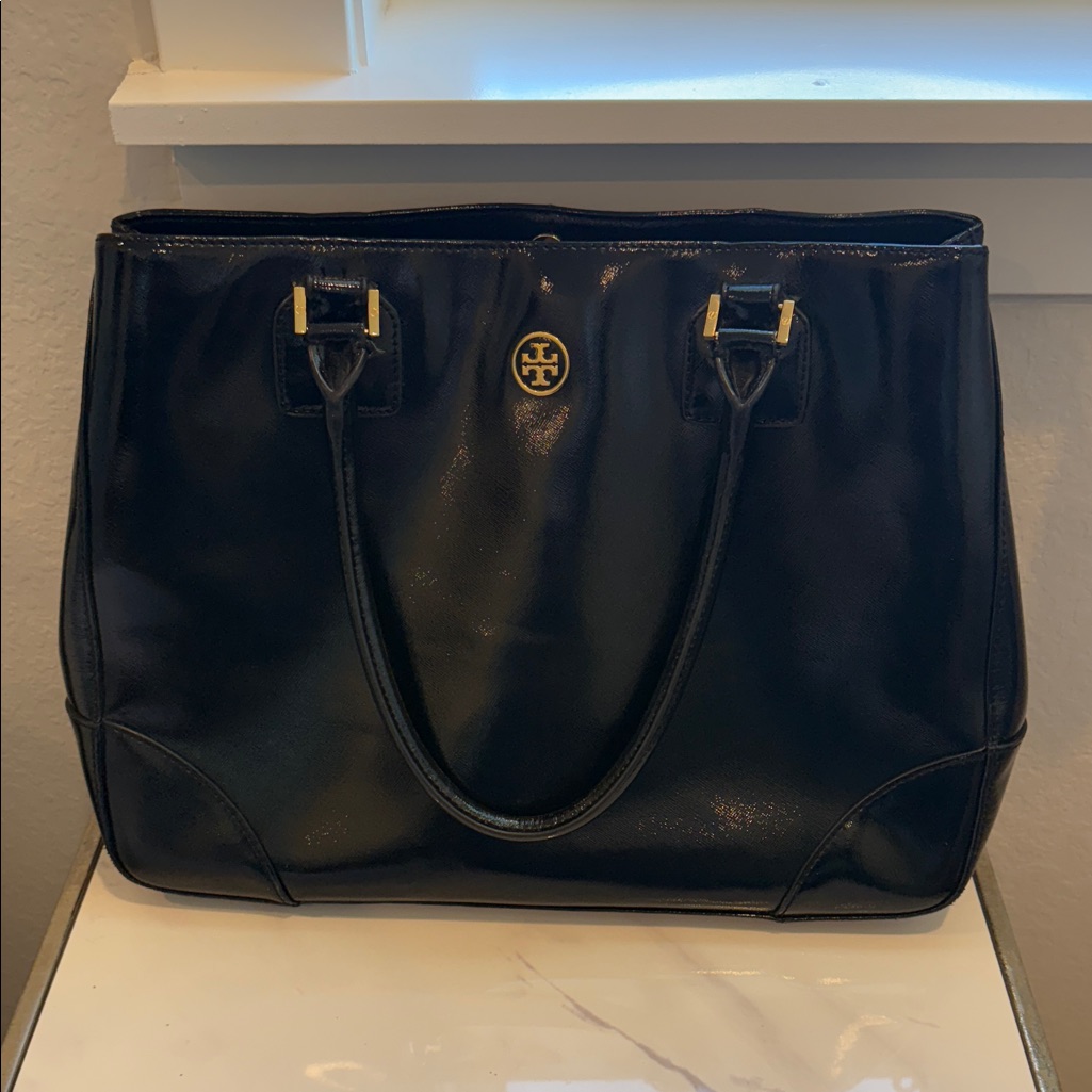 Fabulous Tory Burch Robinson Ew Black Tote!